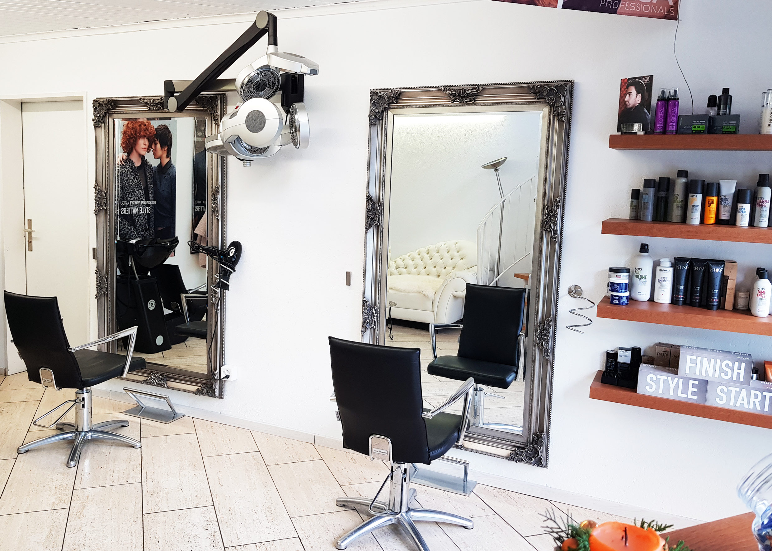 Bild vom Salon, wo man die Spiegel, Stühle und weitere Werkzeuge sieht