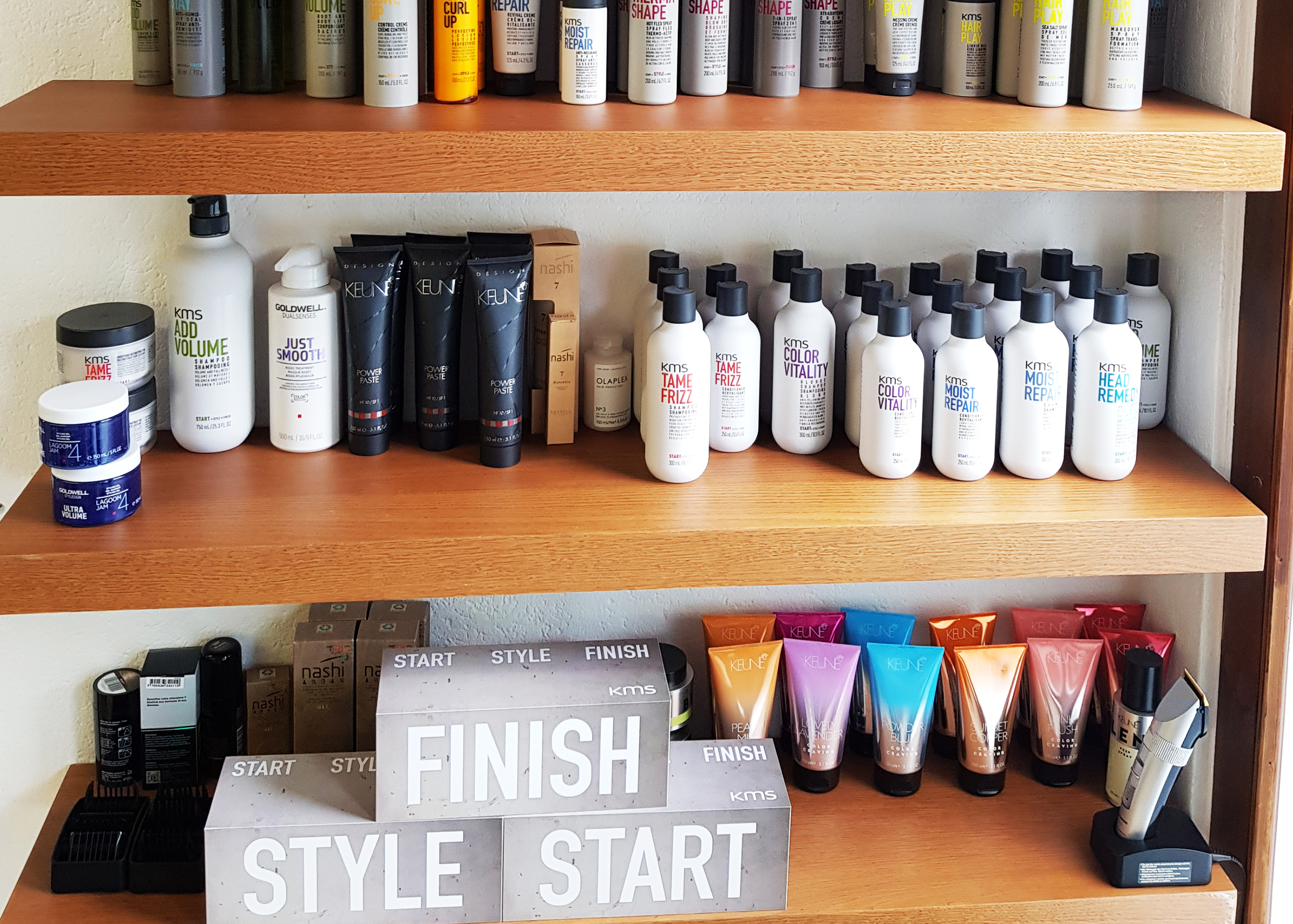 Bild vom Salon, wo man verschiedene Produkte wie Shampoos sieht