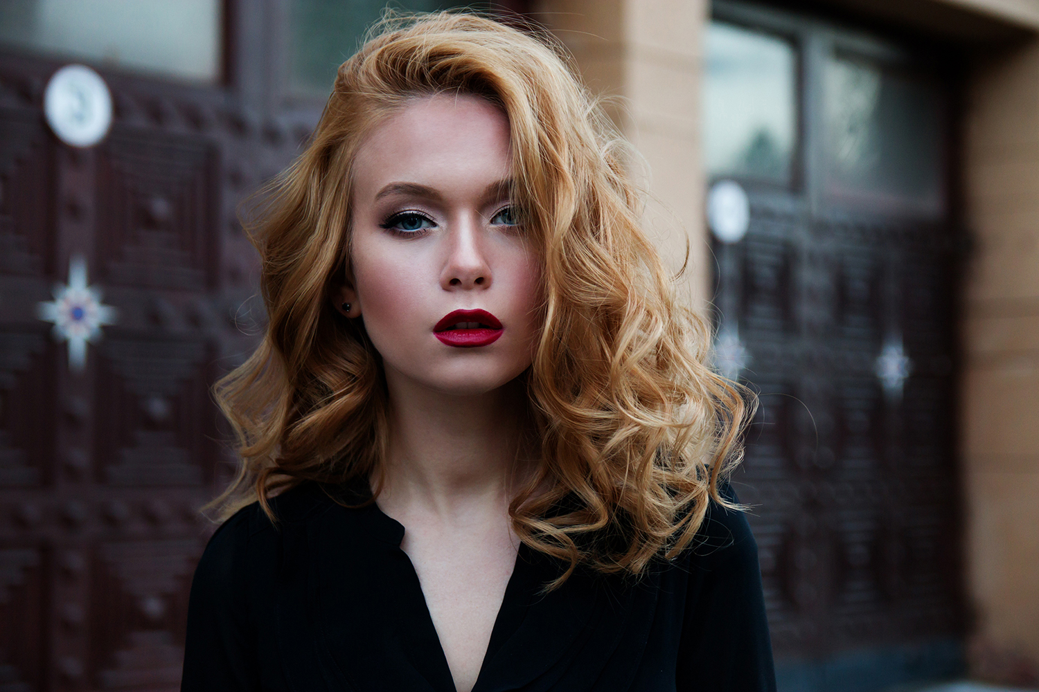 Schöne Frau mit kurze blonde Locken