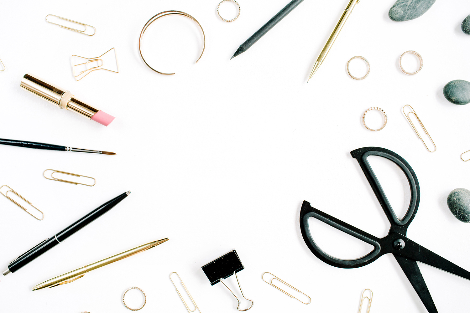 Verschiedene Scheren und Accessoires von Beauty Salon