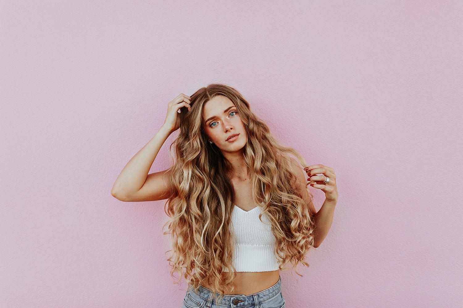 Schöne Frau mit langen, blonden Locken